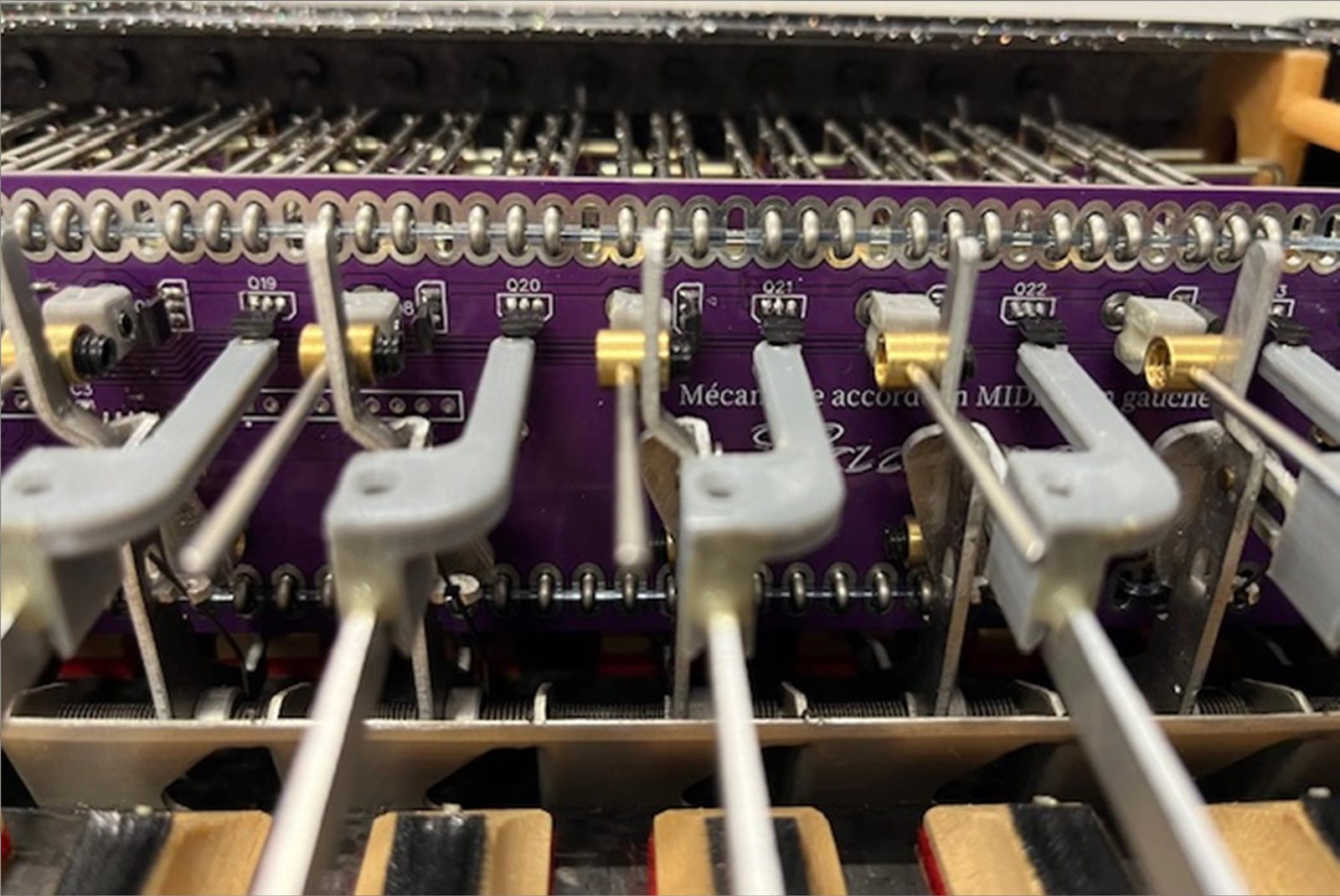 La mécanique en place dans l’instrument avec ses supports aimants