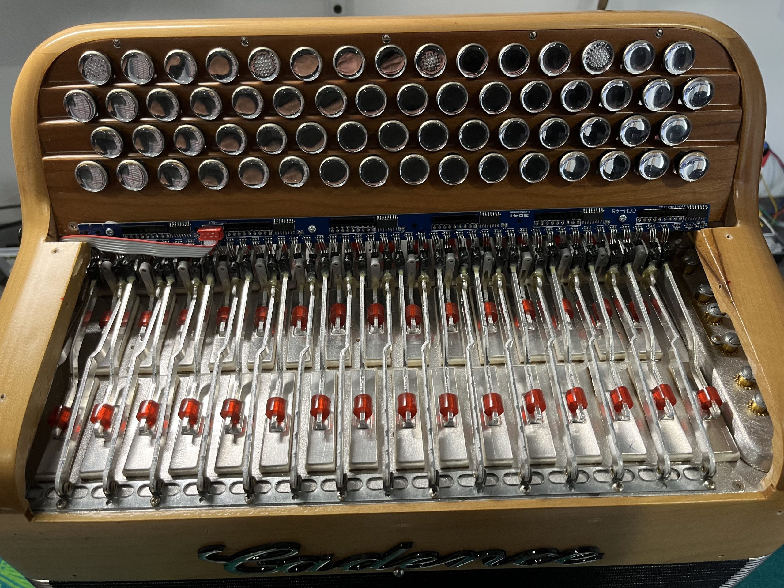 Carte MIDI installée dans un clavier main droite
