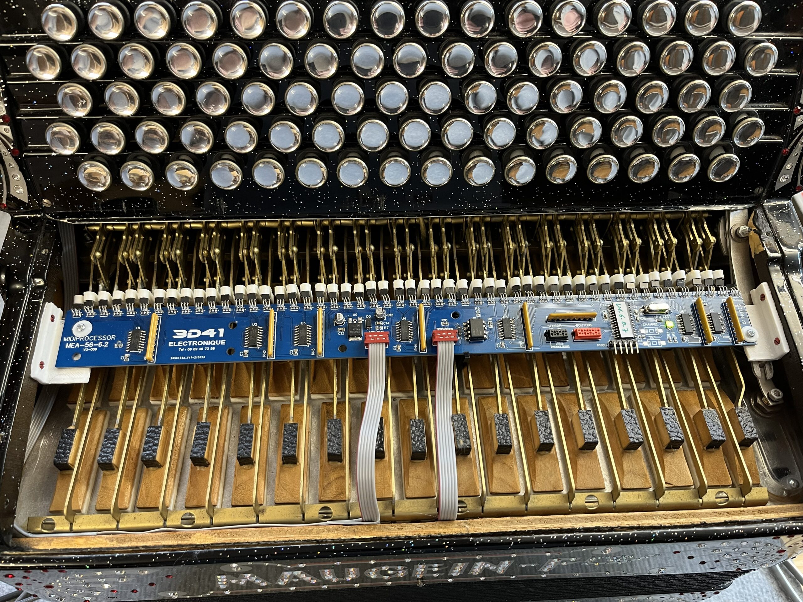 Installation MIDI main droite dans un accordéon Maugein