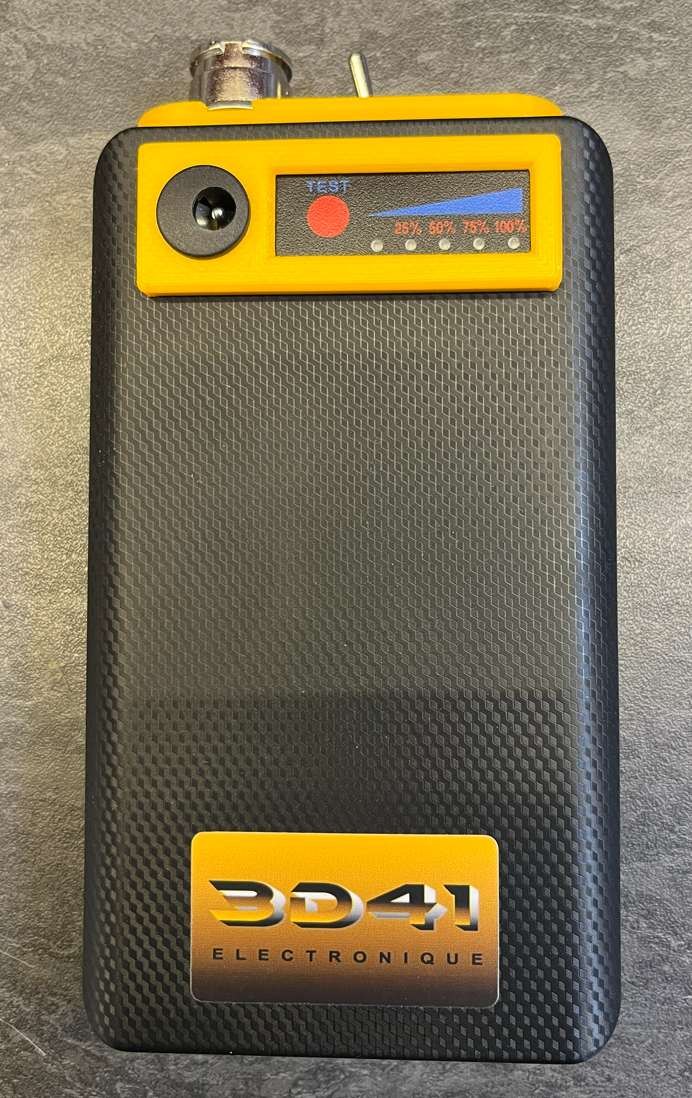 Émetteur MIDI 3D41 dans son boîtier de power bank, avec indicateur de charge