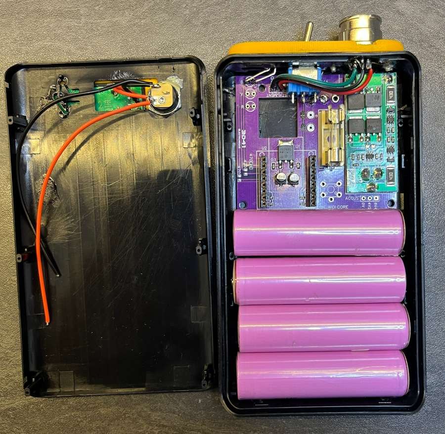 Prototype ouvert : circuit imprimé, BMS et quatre accus 18650 dans le boîtier de power bank